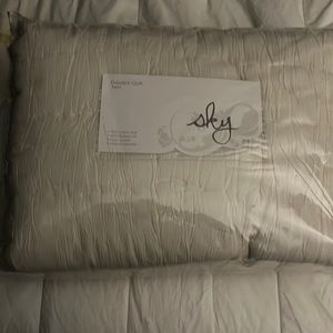 Brand new cream twin comforter